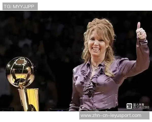 媒体人解读杨立瑜竖大拇指事件背后的真实情感与球迷互动的误解