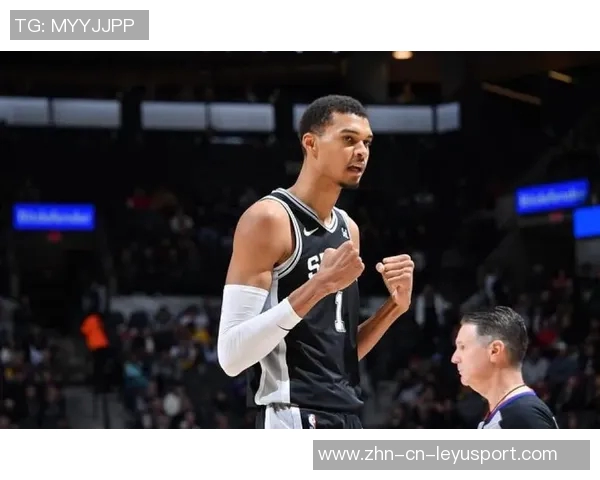 哈克斯空切接球一气呵成单臂隔扣文班亚马震撼全场 哈克斯空切接球一气呵成单臂隔扣文班亚马震撼全场