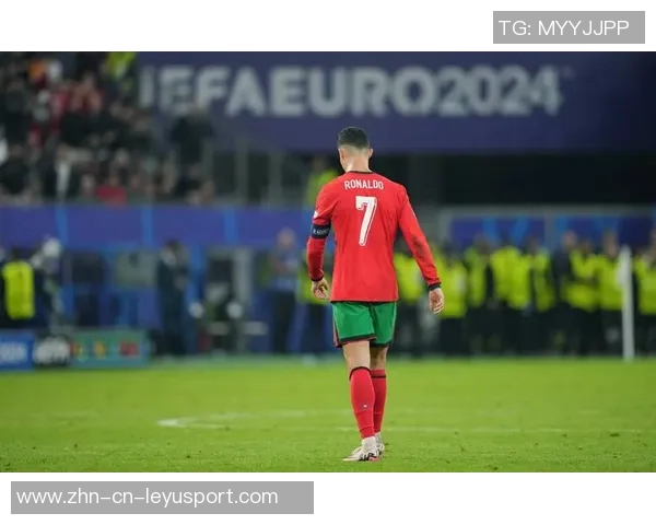 C罗分享回归葡萄牙国家队的帅气照片墨镜加持魅力十足