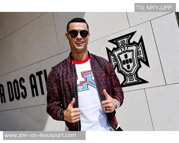 C罗分享回归葡萄牙国家队的帅气照片墨镜加持魅力十足