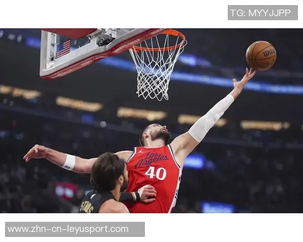 莱昂纳德半场表现出色高效贡献13分3篮板4助攻1抢断助力球队