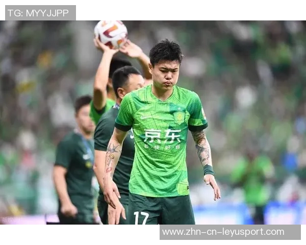 媒体人解读杨立瑜竖大拇指事件背后的真实情感与球迷互动的误解